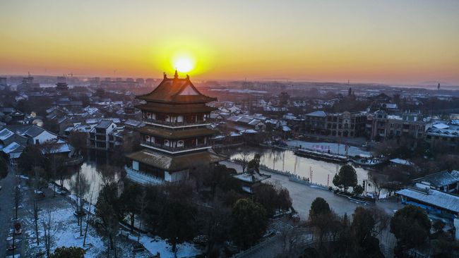 　 初升朝阳，千年大运河，悠悠古城，交相辉映，美不胜收。 2021年1月1日，新年第一天，旭日东升，普照齐鲁大地。这是在枣庄台儿庄古城和京杭运河台儿庄段拍摄的新年日出。