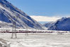  2021年1月5日，西藏阿里地区普兰县，219国道新藏公路沿线的国家电网输电线路铁塔，阿里与藏中电网联网工程投运后，结束了阿里电力紧缺的历史，沿线16个县、38万农牧民告别缺电生活。