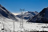  2021年1月5日，西藏阿里地区普兰县，219国道新藏公路沿线的国家电网输电线路铁塔，阿里与藏中电网联网工程投运后，结束了阿里电力紧缺的历史，沿线16个县、38万农牧民告别缺电生活。