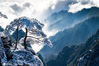 2020年12月3日报道（具体拍摄时间不详），马来西亚摄影师Chookia早前来到位于中国安徽省的黄山，雪后的黄山银装素裹，雪景如临仙境。chookia/IC photo