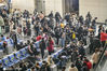 2021年1月13日，山东省济南市，在济南火车站和济南西站，乘坐火车返乡的学生客流大幅增加，随处可见拉着行李的大学生，检票口前都排起了长队。