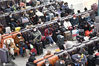 2021年1月13日，山东省济南市，在济南火车站和济南西站，乘坐火车返乡的学生客流大幅增加，随处可见拉着行李的大学生，检票口前都排起了长队。易初/IC photo 编辑/陈进