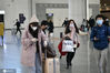 2021年1月13日，山东省济南市，在济南火车站和济南西站，乘坐火车返乡的学生客流大幅增加，随处可见拉着行李的大学生，检票口前都排起了长队。