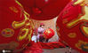 2021年1月14日，浙江省台州市仙居县横溪镇一灯笼加工作坊，农民正在为客户赶制大红灯笼，呈现出一派红红火火的生产场面。