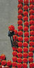 随着牛年春节临近，大红灯笼迎来销售旺季，当地灯笼专业合作社、灯笼公司和家庭灯笼作坊加班加点赶制大红灯笼，供应订单客户和节日市场。