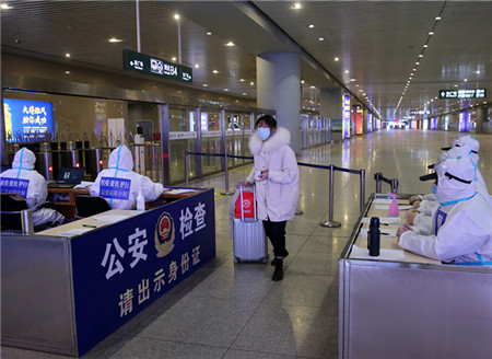 Shijiazhuang railway station checks, disinfects passengers