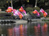  2021年1月18日，南京白鹭洲公园内，来自四川自贡的灯彩艺人正在紧张扎制各种灯彩，有的大型灯彩已完成骨架的制作，一些荷花、鲤鱼、宫灯等造型的灯彩已完成，十分漂亮，放置在准备安置的路旁。
