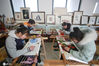 2021年1月18日，江苏省扬州市特殊教育学校的聋哑学生们在学习刺绣。 