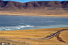 2021年1月10日，西藏那曲班戈县，冬季结冰封冻高原湖泊巴木措，为藏北羌塘大北线上的咸水湖。