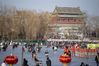 2021年1月17日，中国北京，北京天气晴好，许多市民来到什刹海冰场体验冰车、冰上自行车等运动游乐项目，乐享冰趣。