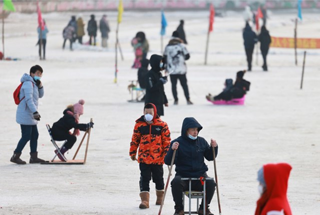 沈阳劳动公园变天然滑冰场 市民健身好去处