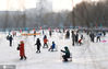 2021年1月22日，辽宁省沈阳市，市民在劳动公园天然滑冰场滑冰。时下，沈阳严格控制市民外出和进入，市内公园的天然滑冰场成为市民健身休闲的好出去。