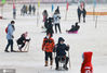 2021年1月22日，辽宁省沈阳市，市民在劳动公园天然滑冰场滑冰。时下，沈阳严格控制市民外出和进入，市内公园的天然滑冰场成为市民健身休闲的好出去。