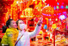 2021年1月24日，市民在江苏省海安开发区一小商品市场选购节庆饰品。