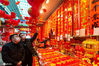2021年1月24日，市民在江苏省海安开发区一小商品市场选购节庆饰品。