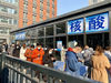 2021年1月21日，北京市民排队在安贞医院进行核酸检测。

