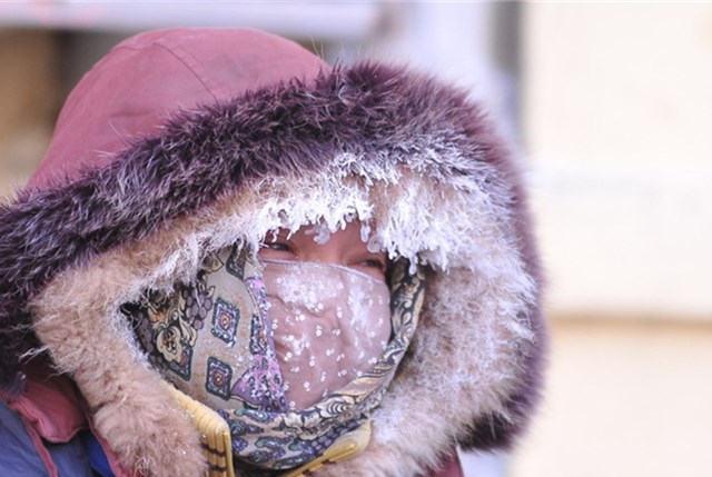 哈尔滨迎来零下29度入冬最冷一天 帽子结出厚厚的冰霜