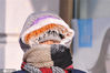 2021年1月7日，哈尔滨市，最低气温降至零下29度，是今年入冬以后最冷的一天。城市街头，人们都穿着厚厚的棉服，戴着各种御寒物品。口罩、围巾、帽子上都结出了一层厚厚的冰霜。
