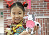 2021年1月7日，河北省唐山市丰润区碧桂园幼儿园，孩子们在老师的指导下开展创作以生肖“牛”为主题的头饰、饰品等活动，迎接农历牛年的到来。来源： 朱大勇/IC photo 编辑/刘佳