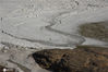 2020年12月20日，山西吉县黄河壶口瀑布拍摄的“流凌叉桥”景观。冬至时节，受强降温天气影响，黄河中游晋陕峡谷流凌的密度持续增大，大量的流凌顺流而下，在壶口瀑布下游的十里龙槽形成“流凌叉桥”的奇特景观，吸引了不少游客。