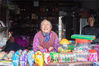 2018年4月26日消息，浙江省绍兴市上虞区一乡村，有家小卖部毫不起眼，但是里面陈旧的摆设却能勾起很多人的回忆。店主是一位古稀老人，守护着这个小卖部已经近50年。