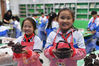 2021年10月12日，山东青岛城阳区仲村小学，孩子们通过参与社团活动，展示自己完成的手工陶艺。