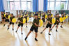 2021年10月12日，山东青岛城阳区仲村小学，孩子们正在编排舞蹈“劳动最光荣”。