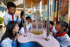 2021年10月12日，山东青岛城阳区仲村小学，孩子们通过科学原理了解“水漩涡”的形成。