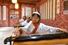 2021年10月12日，山东青岛城阳区仲村小学，孩子们用古琴集体演奏“沧海一声笑”。