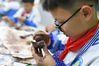 2021年10月12日，山东青岛城阳区仲村小学，孩子们学习陶艺手工。