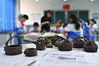 2021年10月12日，山东青岛城阳区仲村小学，孩子们体验陶艺制作，丰富课余生活。