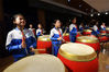 2021年10月12日，山东青岛城阳区仲村小学，孩子们击鼓演奏民族打击乐合奏 《海颂》。