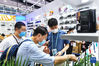 　10月15日，三名来自韩国的采购商在第130届广交会小电器展台选购产品。新华社记者 刘大伟 摄