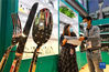 　　10月15日，一名国内采购商（右）在第130届广交会不锈钢餐具展台洽谈。新华社记者 刘大伟 摄
