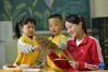 10月16日，河北省临城县县直幼儿园的孩子在老师指导下认识粮食作物。