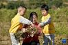 10月16日，河北省临城县县直幼儿园的孩子在老师带领下学习粮食知识。