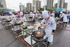 2021年10月16日，四川省自贡市举办了2021中国·自贡首届冷吃兔大赛暨30强评选活动。参赛选手在炒制冷吃兔。