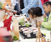 2021年10月16日，四川省自贡市举办了2021中国·自贡首届冷吃兔大赛暨30强评选活动。小朋友在品尝冷吃兔。