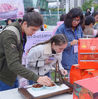 2021年10月16日，四川省自贡市举办了2021中国·自贡首届冷吃兔大赛暨30强评选活动。外国留学生在品尝冷吃兔。
