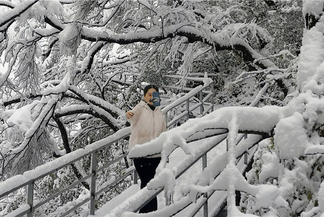 河南鲁山：尧山迎来降雪天气 景区银装素裹犹如仙境