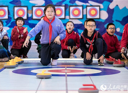 Winter sports courses heat up N China's school campus