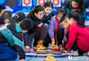 A coach from the Hengchangdianxiang Primary School teaches students how to play dryland curling. (People’s Daily Online/Ding Genhou)