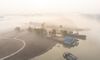 近日，江苏省邳州市大运河一带出现平流雾景象，从空中俯瞰，雾起云涌，金黄的稻田、错落的村庄，若隐若现，宛如“仙境”，组成了一幅绝美的深秋画卷。（供图：曹庆升）
