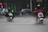 2021年10月8日，海南省琼海市出现大到暴雨，市民冒雨出行。
