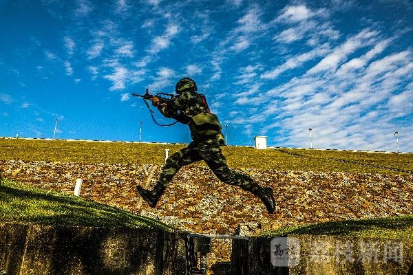 真打实练直击武警官兵野外班组战术训练荔枝军事