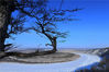 2018年2月3日，黑龙江省漠河县，位于中国版图最北端的黑龙江第一湾景区内，游客络绎不绝。这里是中俄大界江——黑龙江流经此处自然形成的长约30多公里的“Ω”形大湾,山清水秀，环境清幽。在观景台上眺望，浑圆的岛屿被冬季的皑皑白雪环绕。张澍/视觉中国