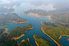 2021年11月18日，无人机拍摄下的江西省抚州市金溪县秀谷镇马街水库，山清水秀，层林尽染，宛若画卷。