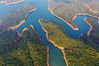 2021年11月18日，无人机拍摄下的江西省抚州市金溪县秀谷镇马街水库，山清水秀，层林尽染，宛若画卷。