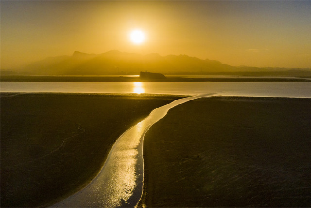 江西湖口：鄱阳湖跌破低枯水位 湿地现枯水一线景观