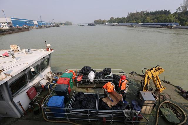 “一点就到”，京沪运河扬州段有艘垃圾收集船